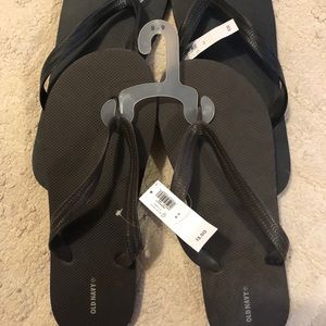 2 pairs of Men’s Flip Flops NWT.